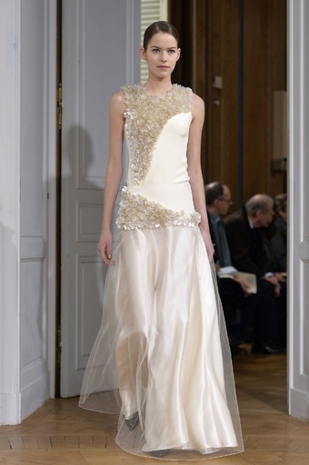 強さとフェミニンさを兼ね備えた現代女性を表現、「ブシュラ・ジャラール」15年春夏オートクチュール