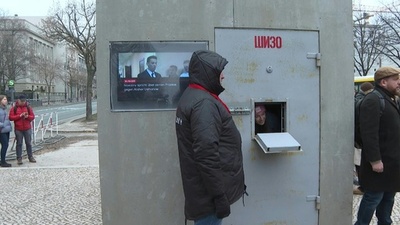 動画:ナワリヌイ氏の独房レプリカ、ロシア大使館の向かいで公開 独