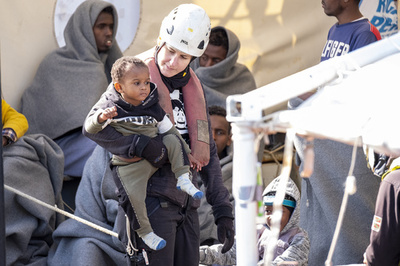 コロナの陰で死ぬ移民の増加を懸念、地中海の救助活動停止