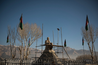 反タリバン英雄像破壊 頭部だけ脇に アフガニスタン