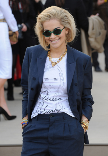 リタ・オラのセクシー衣装は親友カーラ・デルヴィーニュの影響