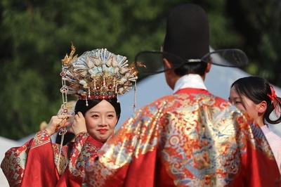 中国の地方都市 新婚カップルに結婚優待券配布