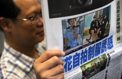 女性警官がネットにお騒がせ写真投稿、香港