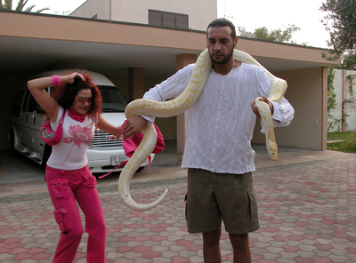 カダフィ大佐の五男、夫人との豪遊の日々