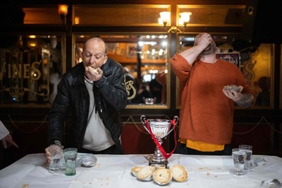 タイブレークの接戦！ 世界パイ早食い選手権 英