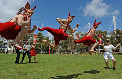 カンガルー姿でサーカス公演をPR、オーストラリア