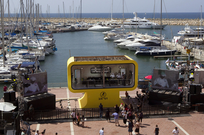 これぞ「生きた看板」、本物タレントが広告塔の中に イスラエル