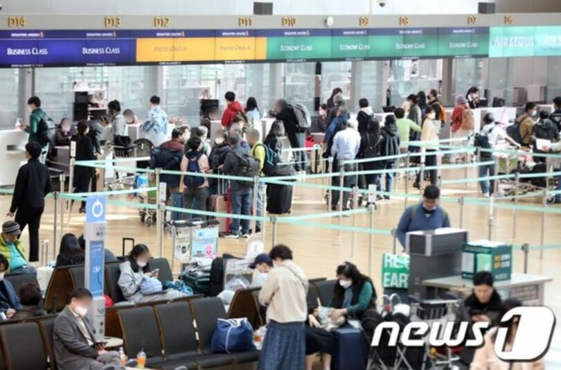 仁川国際空港の出発ロビーで出国を待つ旅行客(c)news1