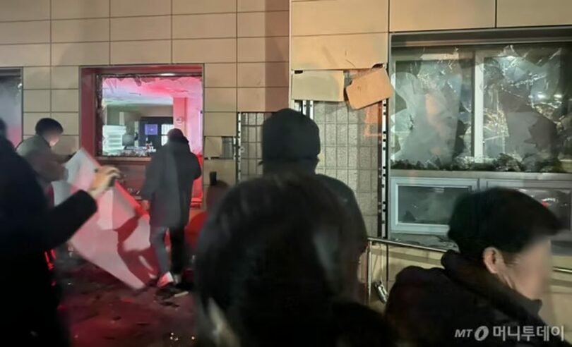 19日未明、ユン大統領の拘束令状が発付された後、ソウル西部地裁で暴動を起こす支持者ら(c)news1