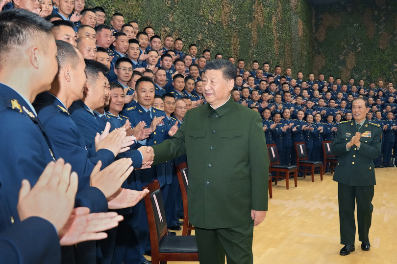 習近平氏、空挺軍を視察