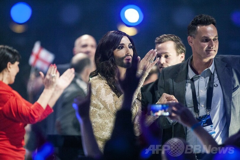 「ひげ面の女装歌手」が話題独占、欧州歌謡祭