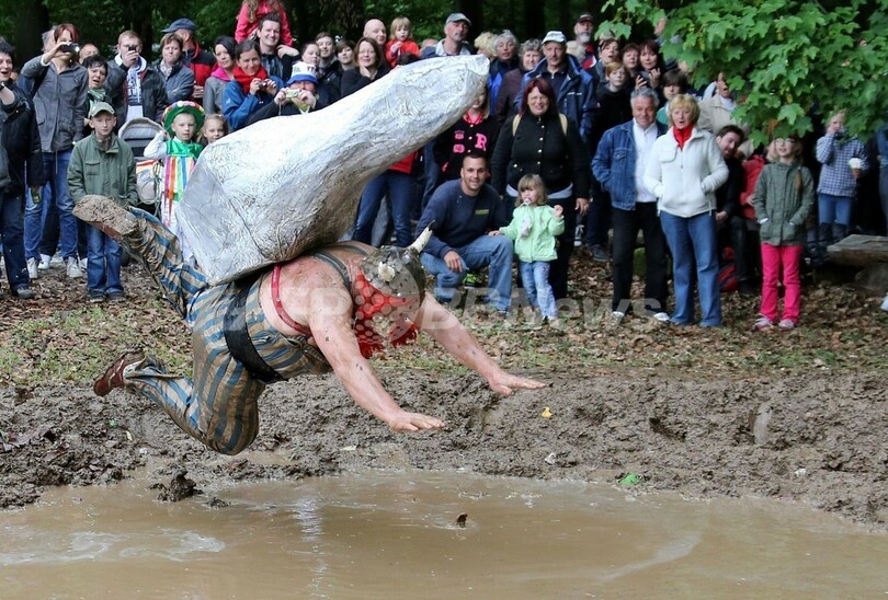 冬を追い払え！独ヘリングスドルフで泥祭り