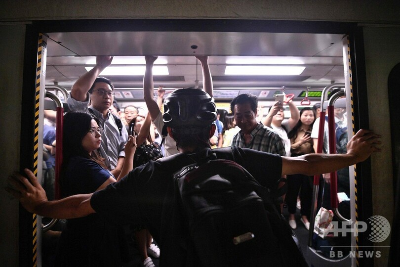 香港デモ隊が大規模スト試み、駅・空港がまひ状態に