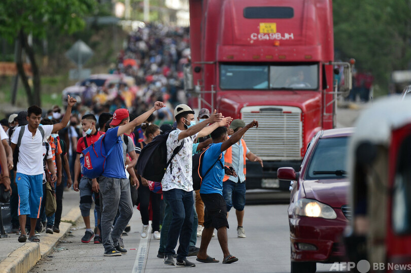 ホンジュラスから米国目指す、移民ら4500人 グアテマラ入り