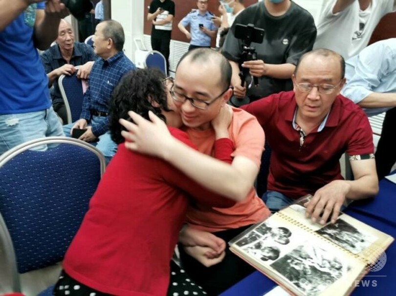 成功率98%の人捜しシステム、32年前に誘拐された男性と両親を再会に導く