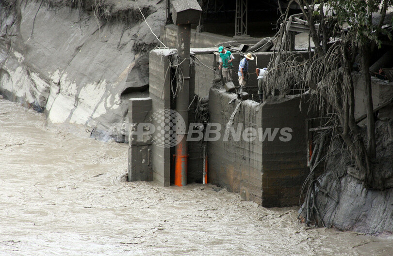 ネバドデルウイラ火山の噴火、10人死亡と内相