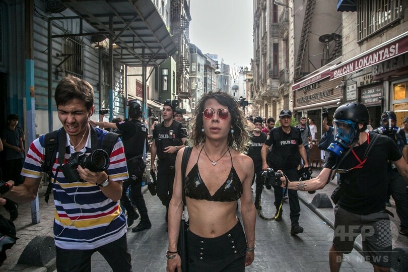 LGBT集会に催涙ガス、トルコ・イスタンブールの機動隊