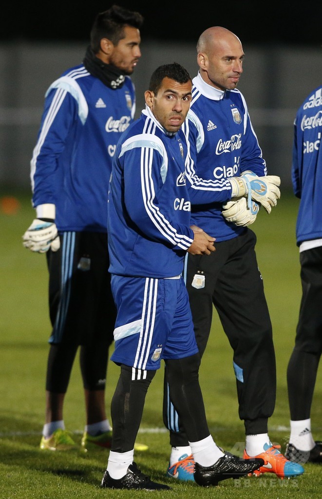 マルティーノ監督、「テベスはチャンスを待つ必要がある」