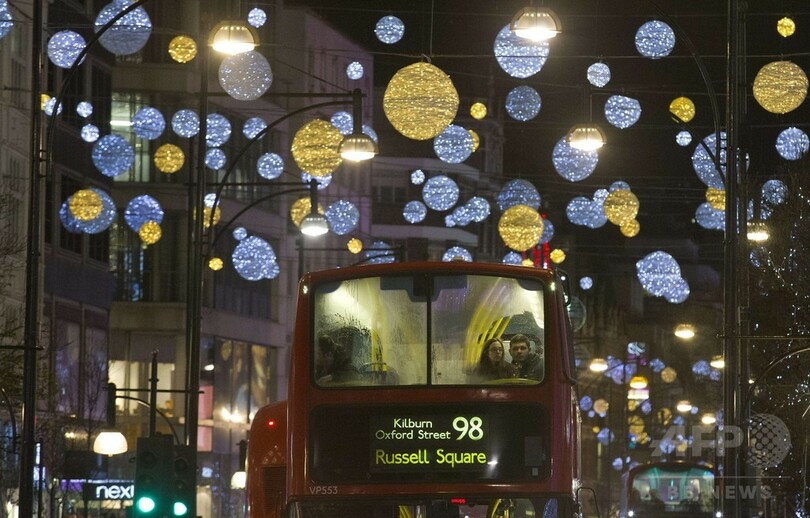 クリスマス前最後の週末、光で彩られた英ロンドンの中心部