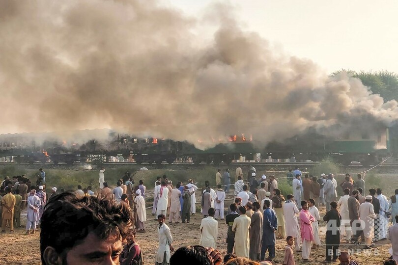 パキスタンで列車火災、死者74人 乗客が調理中にガスボンベ爆発