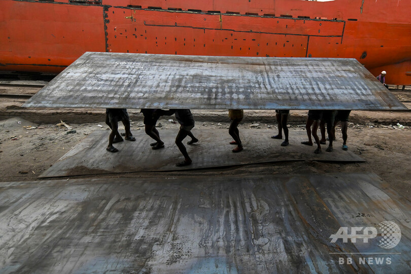 【今日の1枚】労働者に罪はないけれど ダッカの川、深刻な汚染