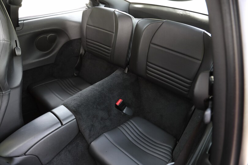 子供が座るのがせいぜいな広さしか持たないリア・シート。しかし荷室の小さなカレラ4Sでは、このスペースが大いに役に立ちそうだ。