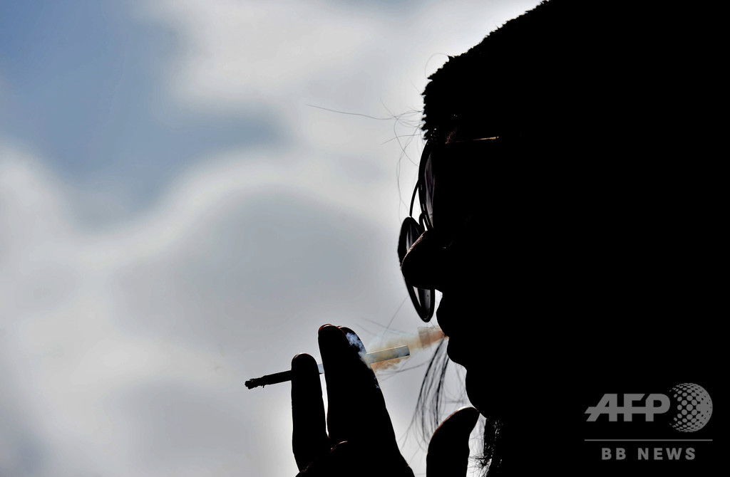 喫煙で自由を まっとう 公共の場でたばこを吸う女性たち サウジ 写真4枚 国際ニュース Afpbb News
