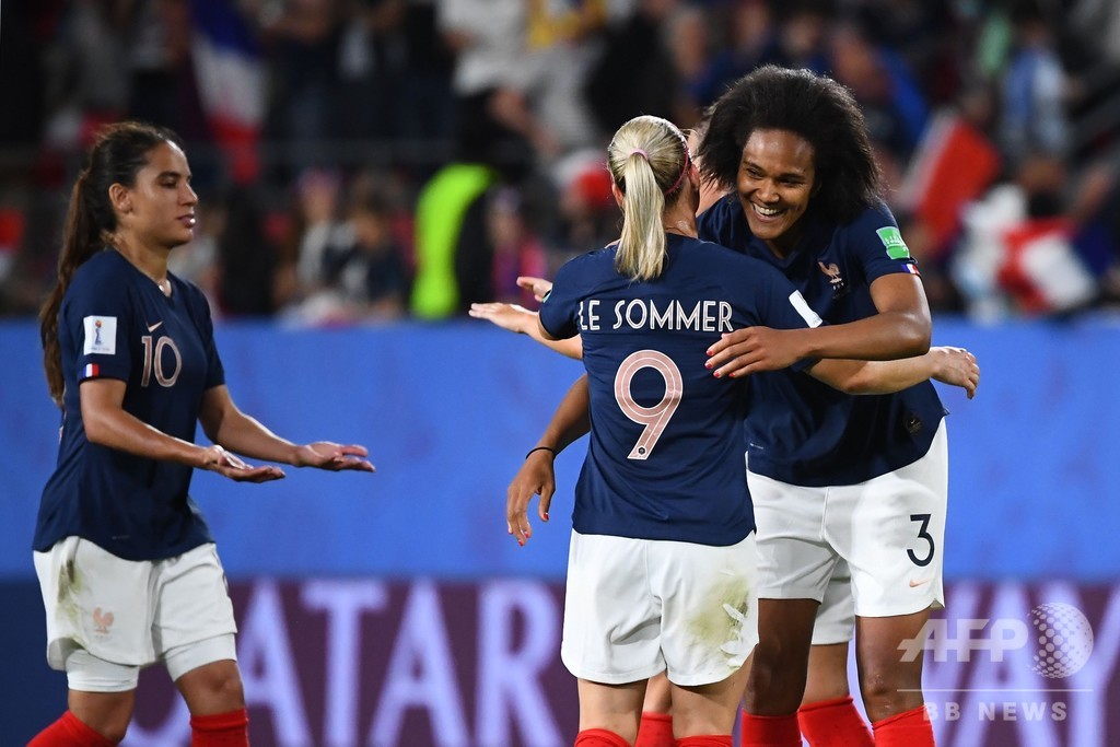 国際ニュース：AFPBB Newsフランス3連勝で首位通過、準々決勝で米国と激突か 女子W杯