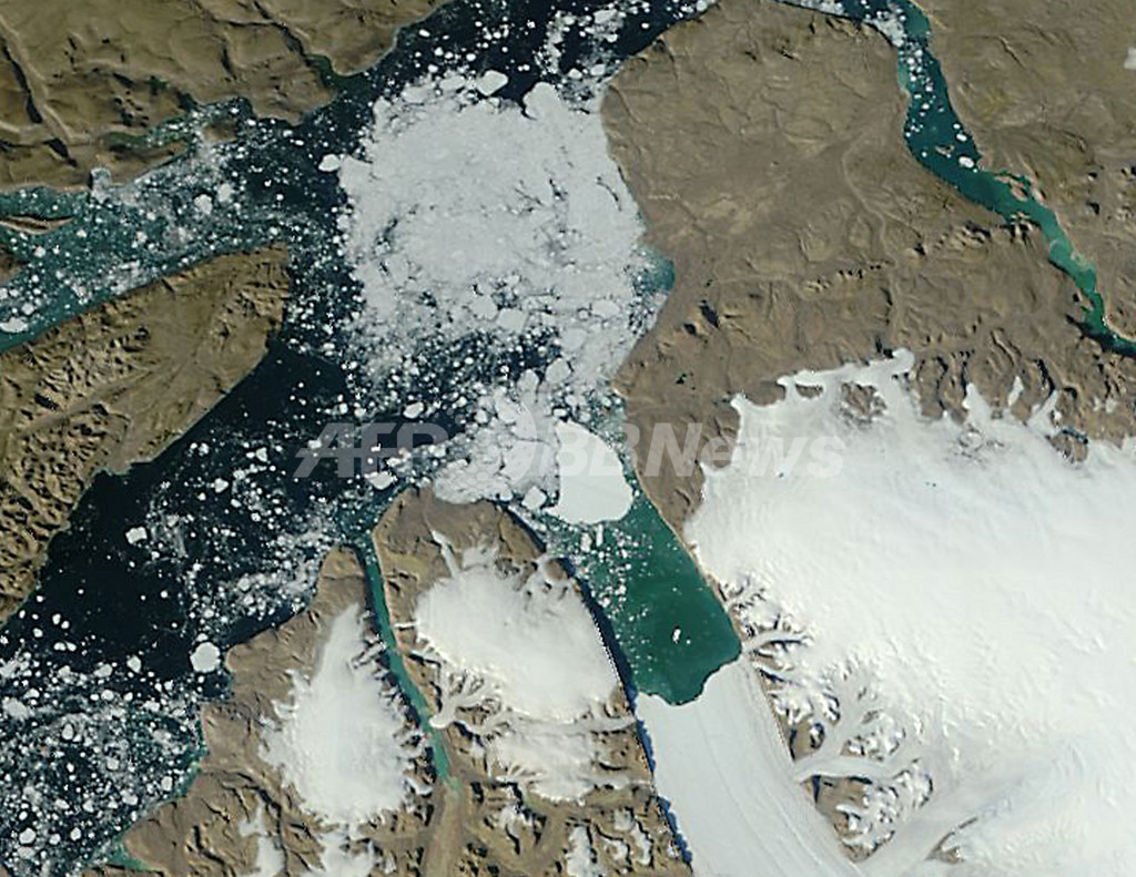 漂流するグリーンランドの新巨大氷山 漂流するグリーンランドの新巨大氷山