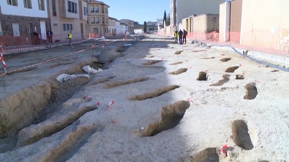 国際ニュース：AFPBB News動画：イスラム教徒の共同墓地遺跡発見、遺骨4500体以上か スペイン