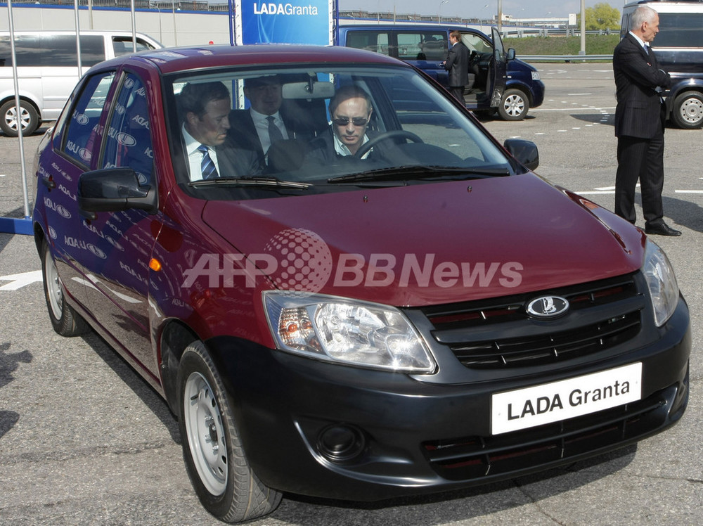 プーチン露首相 国産車 ラーダ の試乗で珍しく苦戦 写真8枚 国際ニュース Afpbb News