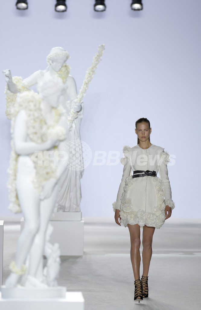 ＜13/14年秋冬パリ・オートクチュール＞ジャンバティスタ・ヴァリ