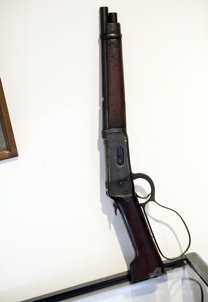 A・ドロン所有のS・マックィーンの銃、約280万円で落札