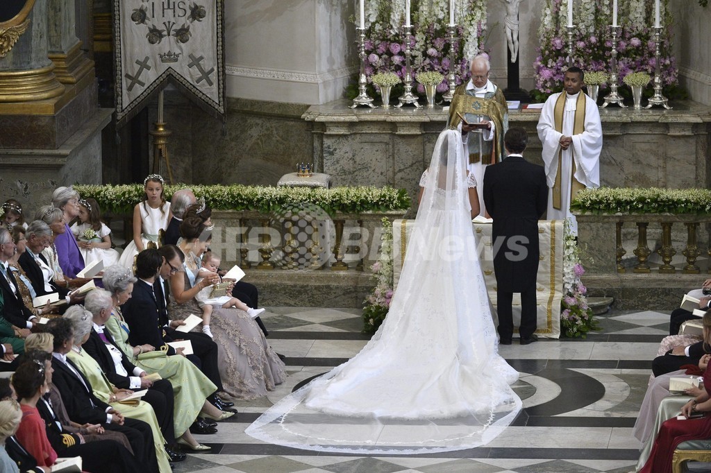 スウェーデンのマデレーン王女が結婚、ウエディングドレスは「ヴァレンティノ」