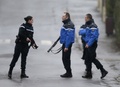 仏パリ（Paris）北東郊外のダマルタンアンゴエル（Dammartin-en-Goele）で、人質立てこもり事件が起きた現場周辺を巡回する警察官（2015年1月9日撮影）。(c)AFP/JOEL SAGET