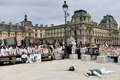 仏パリで行われた待遇改善要求デモで、犯罪現場を再現する科学捜査官ら（2020年1月15日撮影）。(c)STEPHANE DE SAKUTIN / AFP