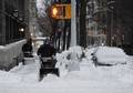 冬の嵐に見舞われたニューヨーク市内のパーク街近くで、除雪作業を行う男性（2015年1月27日撮影）。(c)AFP/Stan HONDA