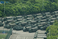 中国・深センの深セン湾体育中心（スポーツセンター）の外に並んだ中国の装甲車両と軍用トラック（2019年8月15日撮影）。(c)AFP
