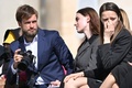 バチカンのサンピエトロ広場で、フランシスコ教皇の一般謁見（えっけん）に参列するロシアのパンクバンド「プッシー・ライオット」のメンバー、ピョートル・ベルジロフさん（左、2022年5月11日撮影）。(c)Alberto PIZZOLI / AFP