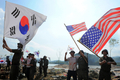 韓国の慶尚北道・漆谷郡（Chilgok）にある、朝鮮戦争時の1950年の洛東江の戦闘（Nakdong River Battle）跡地で3日、韓国軍や米軍兵士、退役軍人らが参加し、当時の戦闘を再現する行事が行われた。

写真は戦闘を再現する韓国軍兵士と米軍兵士（2010年9月3日撮影）。(c)AFP/KIM JAE-HWAN