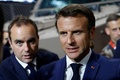 仏パリ近郊ビルパントで開かれた国際防衛・安全保障展示会「ユーロサトリ」を訪れたエマニュエル・マクロン大統領（右）とセバスチャン・ルコルニュ国防相（左、2022年6月13日撮影）。(c)Ludovic MARIN / POOL / AFP
