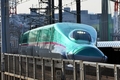 埼玉県さいたま市を通過する新幹線「はやぶさ（Hayabusa）」（2011年3月5日撮影）。(c)AFP
