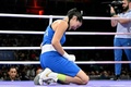 パリ五輪、ボクシング女子66キロ級2回戦。膝をつくイタリアのアンジェラ・カリニ（2024年8月1日撮影）。(c)MOHD RASFAN / AFP