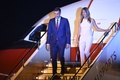 20か国・地域（G20）首脳会議（サミット）出席のため関西国際空港に到着したスペインのペドロ・サンチェス首相（左）とベゴニャ・ゴメス夫人（右、2019年6月27日撮影、資料写真）。(c)CHARLY TRIBALLEAU / AFP