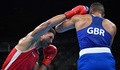 リオデジャネイロ五輪、ボクシング男子スーパーヘビー級決勝に臨むフランスのトニー・ヨカ（左、2016年8月21日撮影）。(c)AFP/Yuri CORTEZ