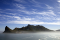 赤道からアフリカ沿岸に続いて姿を現す喜望峰（Cape of Good Hope）は、心のよりどころになっている。

1488年、ポルトガル人探検家バルトロメウ・ディアス（Bartolomeu Dias）がこの岬に到達し、「嵐の岬（Cabo Tormentoso）」と命名した。極東との直接交易を求めていたポルトガルには、ディアスの喜望峰到達は重要な出来事だった。

喜望峰は南大西洋（South Atlantic Ocean）でも大きな岬の1つで、船乗りたちは喜望峰を「ザ・ケープ（the Cape）」と呼び、長年重要視してきた。大型高速帆船クリッパーが極東やオーストラリアへ向かうための道しるべだったほか、沖合で開催されるヨットレースでも重要な目印になっている。

写真は、ケープタウン郊外から見たハウトベイ（Hout Bay）港（2010年5月8日撮影）。(c)AFP/GIANLUIGI GUERCIA