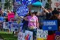 米大統領選の民主党候補カマラ・ハリス副大統領への支持と人工妊娠中絶の権利を訴えるデモ「女性の行進」。米フロリダ州パームビーチで（2024年11月2日撮影）。(c) Giorgio VIERA / AFP