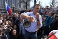 ロシアの首都モスクワで行われたウラジーミル・プーチン大統領に対する無許可の抗議デモで、自身の支持者に向かって演説する野党指導者のアレクセイ・ナワリヌイ氏（2018年5月5日撮影）。(c)AFP PHOTO / Kirill KUDRYAVTSEV