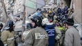 ロシア・マグニトゴルスクで、ガス爆発により崩壊した住居ビルから発見された生存者を運ぶ救助隊員ら。同国非常事態省提供（2019年1月1日撮影）。(c)HO / RUSSIAN EMERGENCY SITUATIONS MINISTRY / AFP