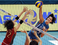 女子バレーボール、ワールドグランプリ2009（%%FIVB World Grand Prix 2009%%）決勝ラウンド、日本対オランダ。試合は日本がセットカウント3-0（25-22、25-18、25-22）で勝ち、初勝利を挙げた。写真は木村沙織（%%Saori Kimura%%、左）のブロックに対しスパイクを放つオランダのフランシーヌ・フールマン（%%Francien Huurman%%、右）。（2009年8月21日撮影）(c)AFP/KAZUHIRO NOGI